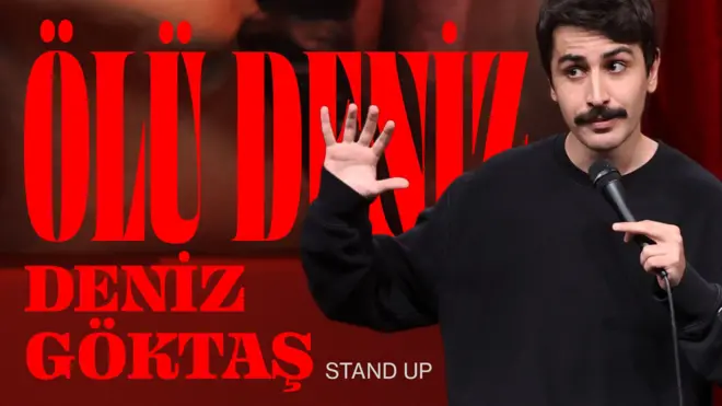 Deniz Göktaş Ölü Deniz posterinde sağda mikrofon tutuyor sağ eli havada. 