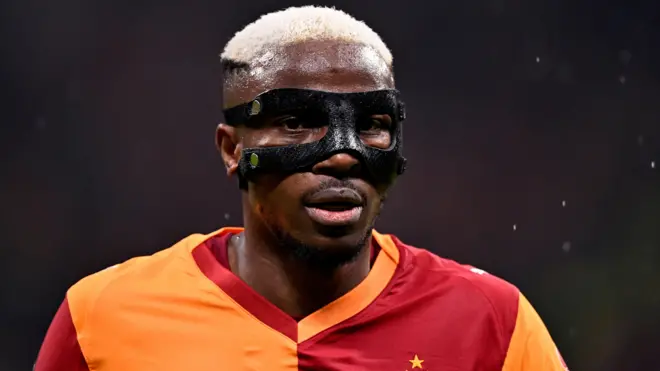 Victor Osimhen wọ aṣọ jẹsi ẹgbẹ agbabọọlu Galatasaray, o si tun wọ iboju