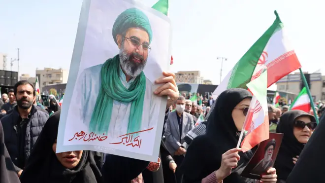 Demonstracije u Iranu, žene nose iranske zastave i slike ajatolaha hamneija