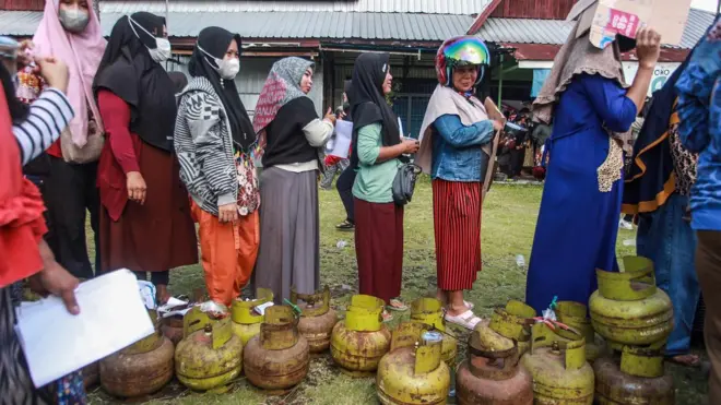 Sejumlah warga antre untuk membeli gas elpiji 3 kilogram bersubsidi saat operasi pasar elpiji murah di Pasar Kahayan, Palangka Raya, Kalimantan Tengah, Kamis (15/9/2022).