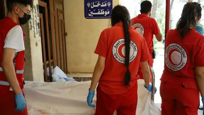 روز پنج‌شنبه، ده‌ها جسد که از خانه‌ها و خیابان‌های شهر سویدا پیدا شده بودند، به یک بیمارستان محلی منتقل شدند