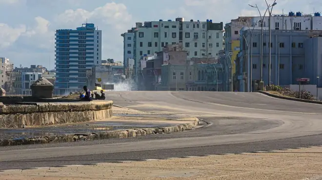 Umuhanda wo mu murwa mukuru Havana wa Cuba utarimo imodoka cyangwa abantu hirya hari amazu maremare