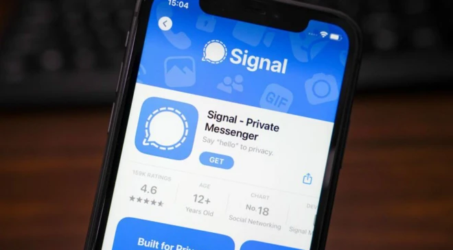 iPhone'daki Signal uygulamasının indirme ekranı. Logosu açık mavi bir arka plan üzerinde beyaz bir konuşma balonudur. Uygulamanın açıklamasında "gizliliğe merhaba deyin" yazıyor.