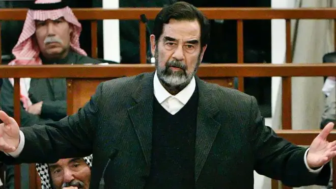 বিচার চলাকালীন সাদ্দাম হোসেন