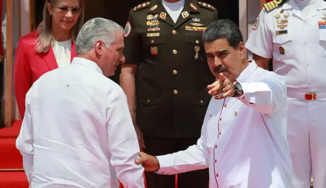 Tổng thống Venezuela Nicolás Maduro (phải) chào đón Tổng thống Cuba Miguel Díaz-Canel trong lễ khai mạc Hội nghị Thượng đỉnh lần thứ 23 của Liên minh Bolivar vì các dân tộc châu Mỹ tại Phủ Tổng thống Miraflores ở Caracas, Venezuela vào ngày 24/4/2024