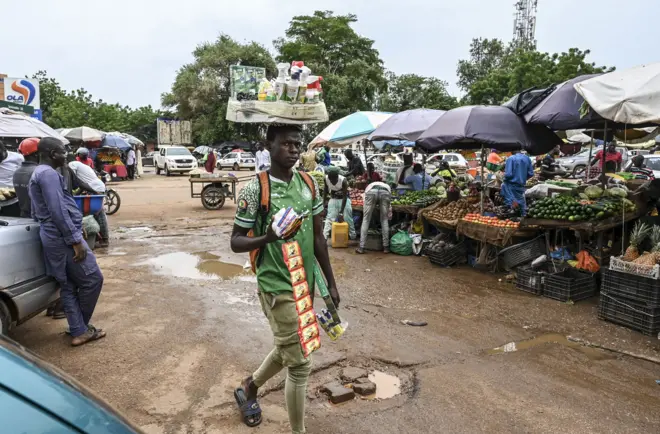 Un vendeur ambulant dans un marché de Niamey