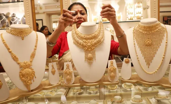 ਸੋਨੇ ਦੇ ਗਹਿਣੇ ਖਰੀਦਦੀਆਂ ਔਰਤਾਂ ਦੀ ਸੰਕੇਤਿਕ ਤਸਵੀਰ