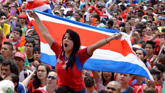 Una mujer con la bandera de Costa Rica