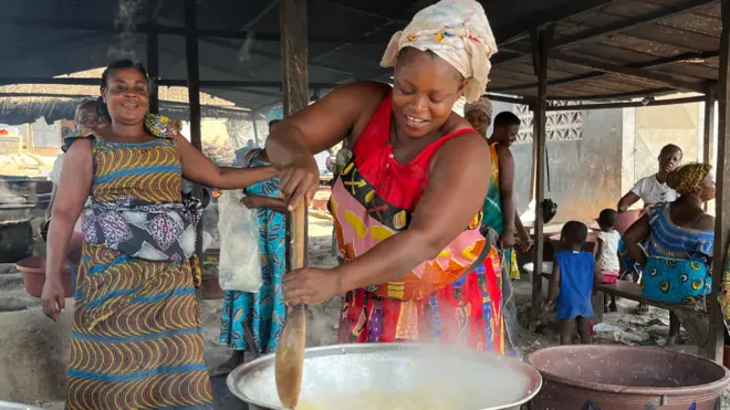 Deux femmes en train de préparer de l'attiéké