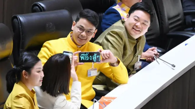 ไชยชนก ชิดชอบ ชูป้ายไฟให้กำลังใจนายกฯ แพทองธาร ในระหว่างถูกฝ่ายค้านเปิดอภิปรายไม่ไว้วางใจเมื่อ 24-25 มี.ค.