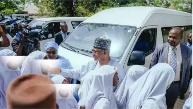 Awọn akẹkọọ naa pẹlu awọn obi wọn