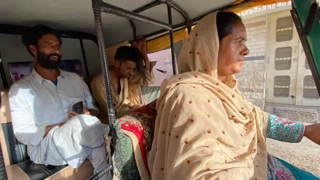 خاتون رکشہ ڈرائیور