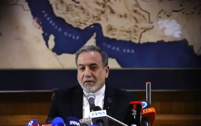 عراقچي د مایکونو شا تر ناست پر خبرو ښکاري.