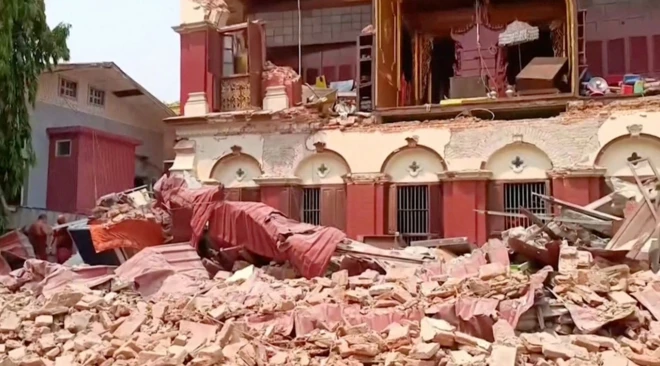 Destrozos causado por el terremoto en la ciudad de Mandalay.