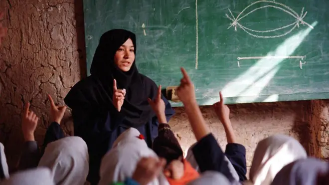 معلم زن در کلاس درس کودکان دانش آموز در مشهد