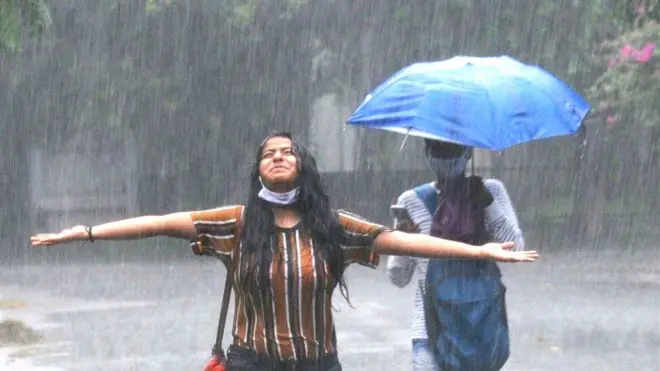వర్షంలో తడుస్తున్న అమ్మాయి