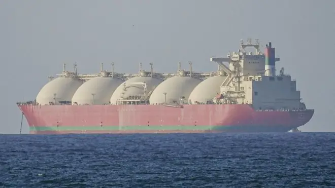 Вид на суда, направляющиеся к Ормузскому проливу после заключения двухнедельного временного перемирия между США и Ираном; снято в Омане 8 апреля 2026 года