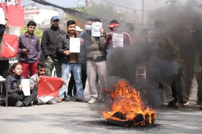 केपी ओलीलाई पक्राउ गरेको विरोधमा टायर बालेर प्रदर्शन गर्दै एमालेको विद्यार्थी सङ्गठन अनेरास्ववियु