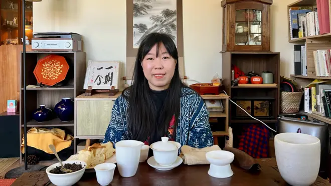 阿珠参加佛学入门班、去共修活动，在禅修颂经的过程中，她感受到平静的力量。
