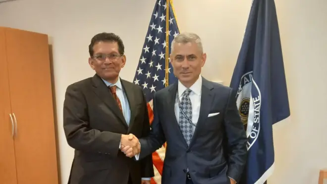 বাংলাদেশের নিরাপত্তা উপদেষ্টা খলিলুর রহমান ও মার্কিন পররাষ্ট্র মন্ত্রণালয়ের অ্যাসিসটেন্ট সেক্রেটারি বা সহকারী পররাষ্ট্রমন্ত্রী পল কাপুর হাত মিলাচ্ছেন