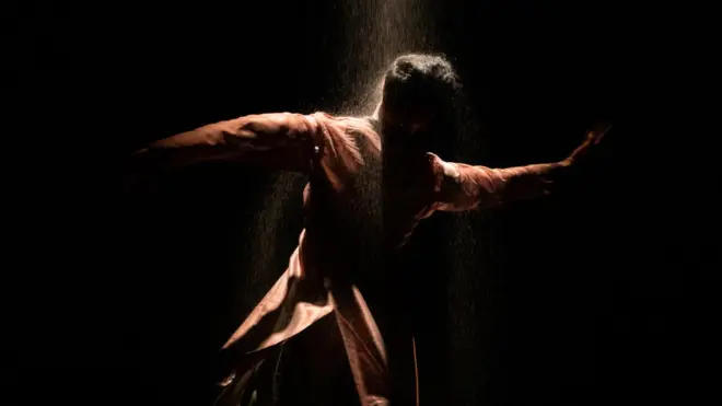 «سامسارا» اثر آکاش اوددرا رقصنده بریتانیایی-هندی با همکاری هو شنی یوهان رقصنده چینی، جشنواره ادینبورگ، اوت ۲۰۲۲