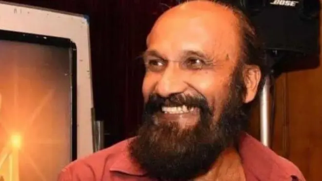 දශකයකට අධික කාලයක් සිරස FMහි සේවය කළ ඔහු එහිදී, නිවේදකයෙකු, ප්රවෘත්ති ඉදිරිපත් කරන්නෙකු, හඬකැවීම් ශිල්පියෙකු, රූපවාහිනී නිවේදකයෙකු ආදී විවිධ භූමිකාවලට දායක විය.