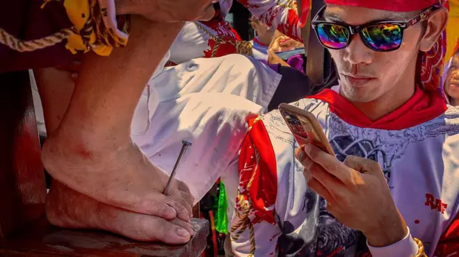 Різні країни мають різні традиції, як відзначати Страсну п'ятницю. Не всі з них схвалює церква. На фото - традиційне добровільне розп'яття на Філіппінах, процесія, яка приваблює натовпи туристів