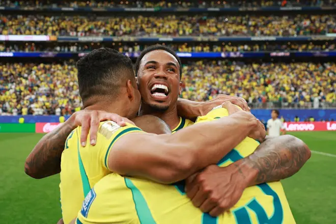 Gabriel Magalhães abraçado a jogadores do Brasil