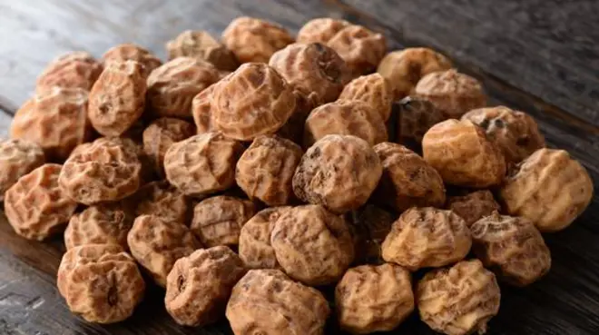 De petits fruits un peu durs, au gout légèrement sucré, laiteux avec une saveur de noisette.