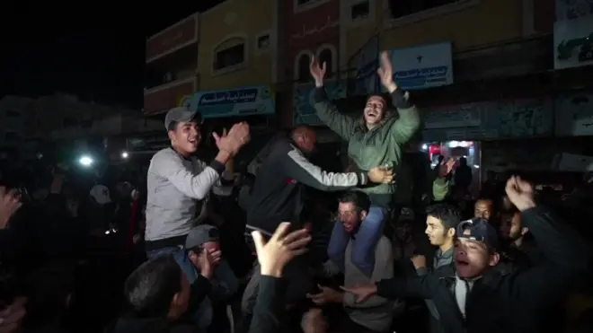شادی مردم غزه در خیابان بعد از شنیدن توافق آتش‌بس