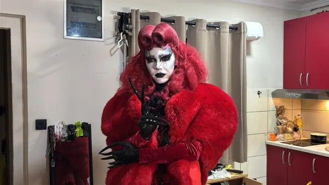 Vanet - visoka i vitka ruska dreg kraljica upradljivo belog lica, dreg kraljica