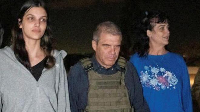 Mãe e filha com brigadeiro-general no meio,roleta de presentefoto noturna