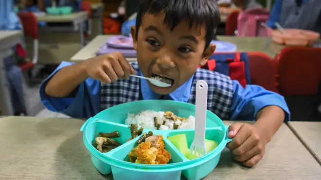 Siswa menyantap makanan saat tahap pembiasaan program makan bergizi gratis di SDN Panunggangan 5, Kota Tangerang, Banten, Kamis (14/11/2024). Pemerintah Kota Tangerang melakukan tahap pembiasaan di 14 sekolah sebagai persiapan jelang pelaksanaan program makan siang bergizi gratis secara nasional yang direncanakan pada Januari 2025. 