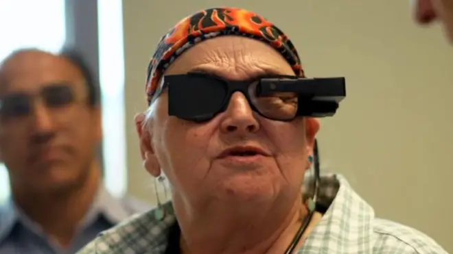 शिला आयर्विन यांनी काळ्या रंगाचा चष्मा घातला आहे.