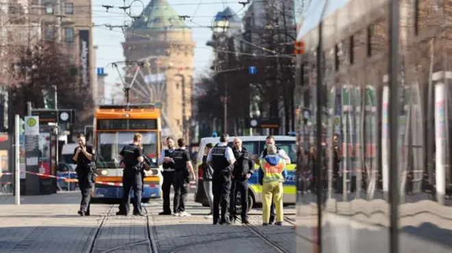 تصادف خودرو با جمعیت در شهر مانهایم آلمان