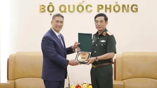 Ông Phan Văn Giang trao quà lưu niệm tặng ông Hùng Cao vào sáng 22/6