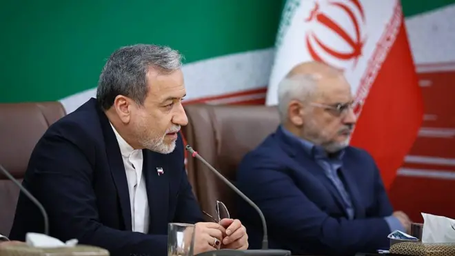  وزير الخارجية الإيراني عباس عراقجي يتحدث خلال مؤتمر صحفي عُقد في وزارة الداخلية بطهران، إيران، في 8 أغسطس/آب 2026