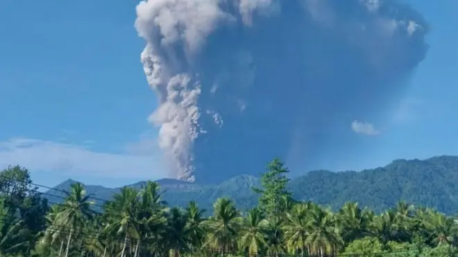Gunung Dukono erupsi, Jumat (08/05)