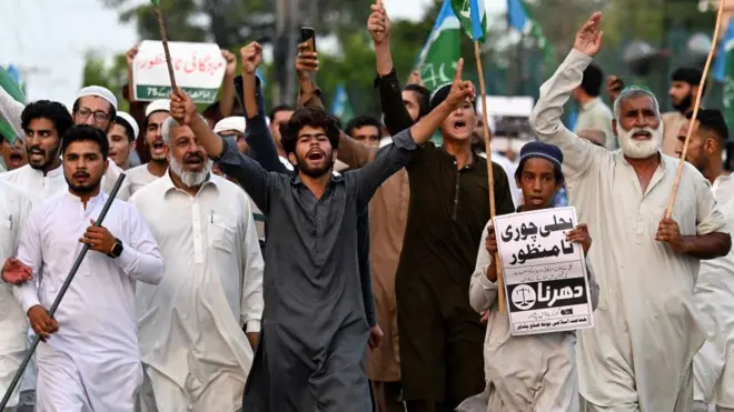 पाकिस्तान की आवाम पर बढ़ रहा है बिजली बिल और टैक्स का बोझ