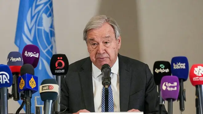 BM Genel Sekreteri Guterres Şam'da basın toplantısında konuşuyor, önünde birçok ajans mikrofonu var - 26 Temmuz