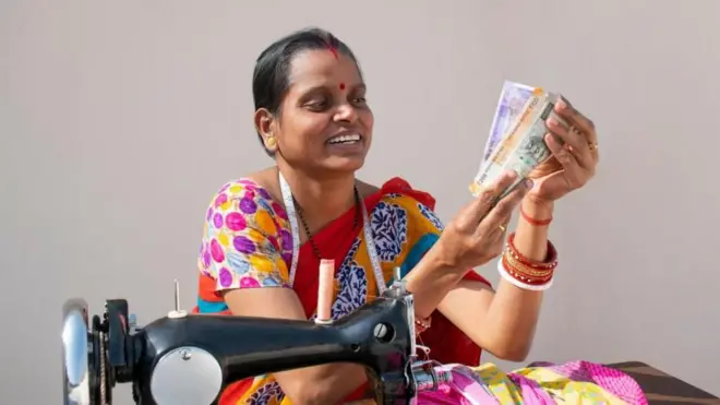 డబ్బులు లెక్కపెడుతున్న మహిళ ఫోటో 