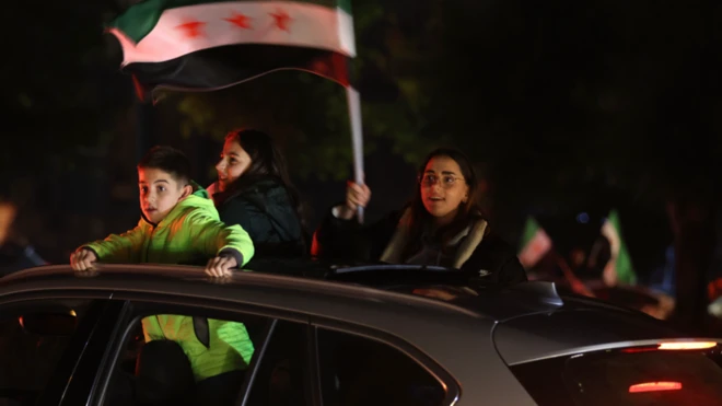 في 7 ديسمبر 2025، خرج سوريون في مدينة حلب حاملين الأعلام السورية، مردّدين شعارات تؤكد على وحدة البلاد وسلامة أراضيها.