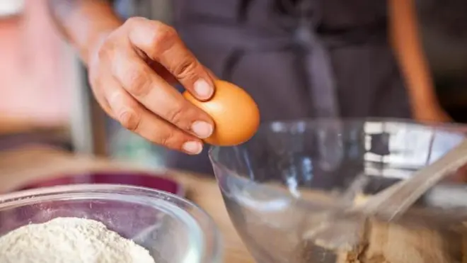 Aworan ọwọ to mu ẹyin dani