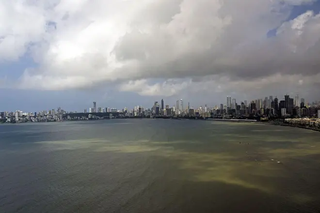 1 ऑक्टोबर रोजी मुंबईवर जमलेले मान्सूनचे ढग