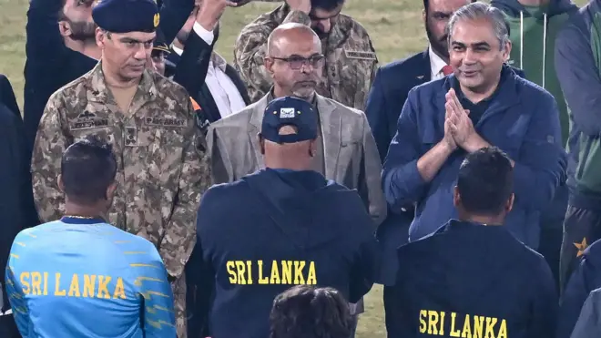 ශ්‍රී ලංකා සහ පකිස්ථාන ක්‍රිකට් බලධාරීන් එකිනෙකා සමග කතාබහ කරන අයුරු