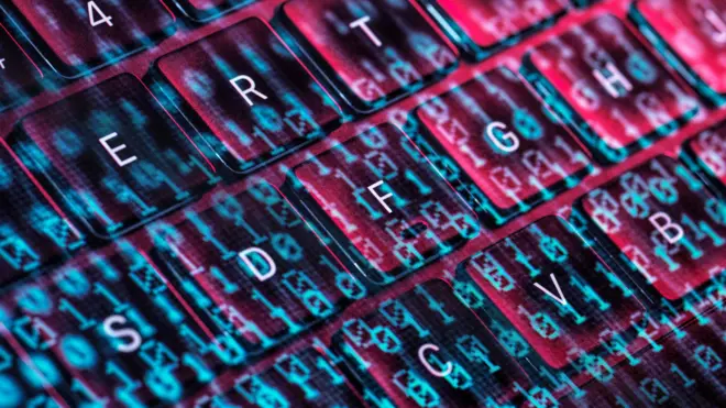 ışıklı ve arka planda 01 kodlu klavye