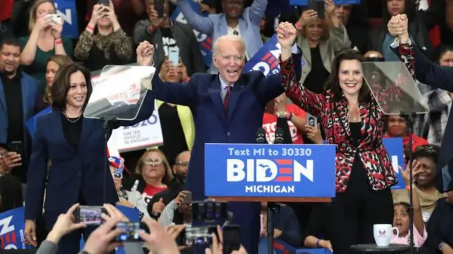 मिशिगनमधील रॅलीदरम्यान कमला हॅरिस आणि ग्रेचेन व्हाइटमर यांच्यासह जो बायडन