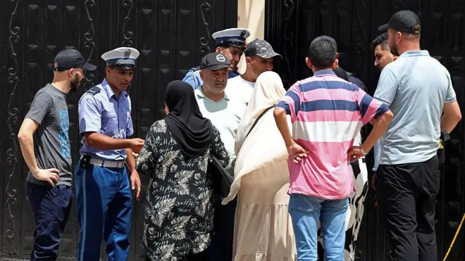 تجمع أشخاص عند مدخل دار للأيتام عقب اندلاع حريق فيها في ضاحية المحمدية بالعاصمة الجزائر، في 16 يوليو/تموز 2026.