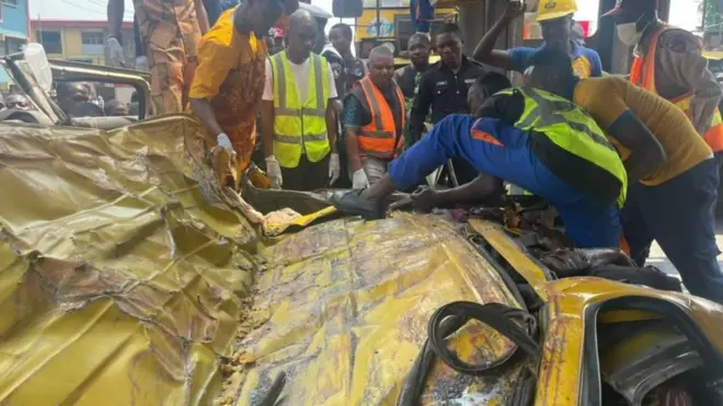 Truck fall on top bus for Ojuelegba bridge
