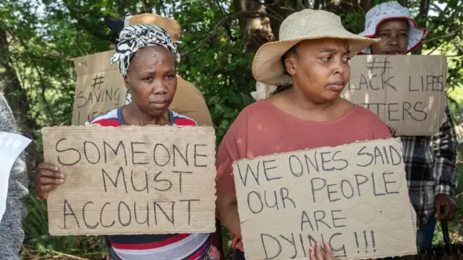 खान में फंसे मज़दूरों के परिजन विरोध प्रदर्शन करते हुए